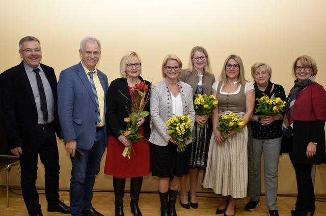 Bezirkshauptmann Christoph Schweitzer, Bürgermeistersprecher Peter Oberlehner und Verbandsobfrau Maria Pachner mit dem Team des StAV Grieskirchen (v.l.).