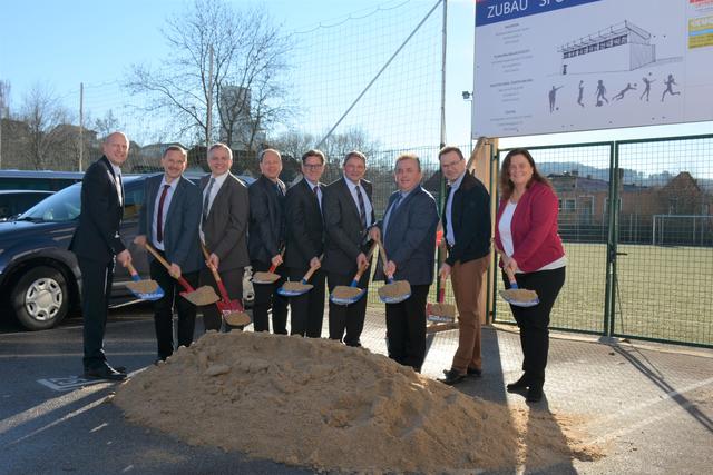 Spatenstich für neue Sporthalle: Peter Hofbauer, Bürgermeister Johann Hofbauer, Bürgermeister Franz Heiderer, Architekt DI Manfred Koppensteiner, Direktor OSR Gerald Nossal, Obmann GR Franz Waldecker, Bürgermeister LAbg. Franz Mold, Schulqualitätsmanager RegR Alfred Grünstäudl und LAbg. GR Mag. Silvia Moser (v. l.)