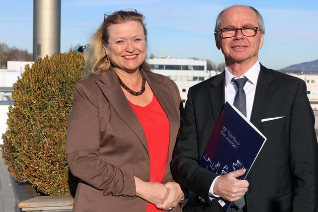 Die Flughafengeschäftsführerin Bettina Ganghofer mit LH-Stv und Aufsichtsratsvorsitzender des Salzburger Flughafens, Christian Stöckl.