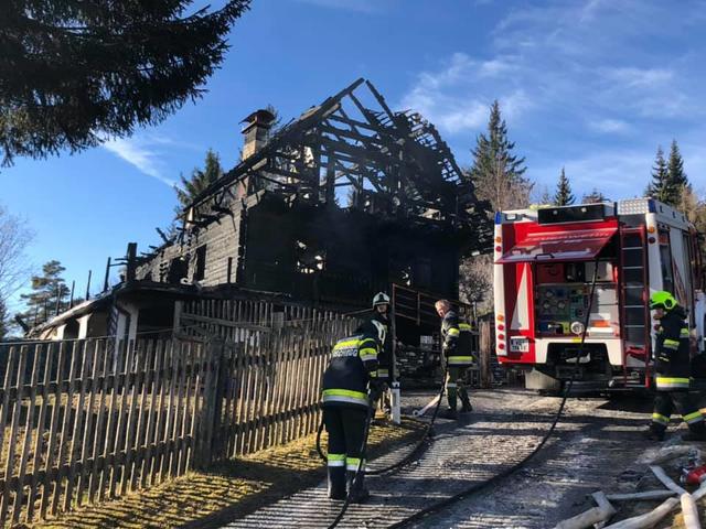 Die FF Hirschegg und die FF Pack hielten Brandnester und mussten immer wieder Glutnester löschen. | Foto: Hendrik Wolf