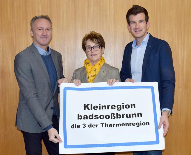 Bildtext v.l.n.r.: Die Bürgermeister der Kleinregion Christoph Prinz (Bad Vöslau), Helene Schwarz (Sooß) und Christian Macho (Kottingbrunn)