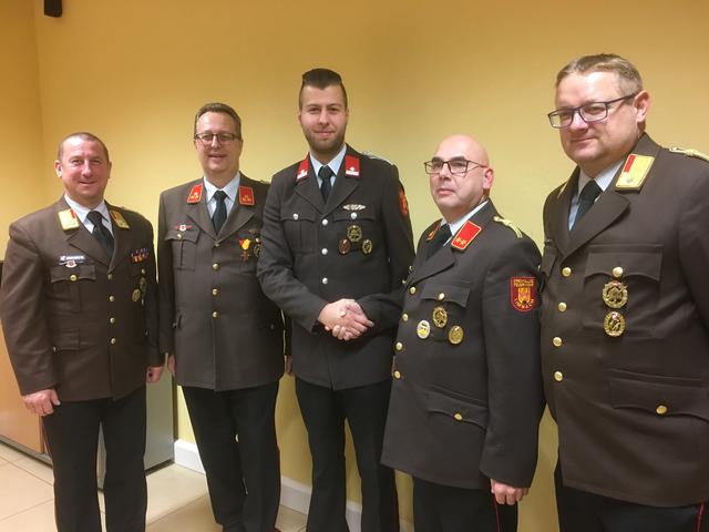 Der neue Kommandant-Stellvertreter Patrick Freißmuth mit Bezirkskommandant Thomas Jandrasits, Ortskommandant Rainer Freißmuth, Vorgänger Herbert Deutsch und Abschnittskommandant Thomas Illigasch (von links).