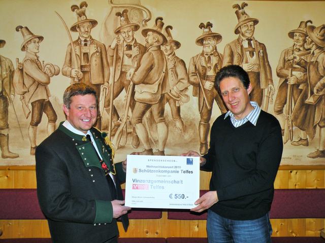 Spendenübergabe durch Manfred Hober von der SK Telfes an Bernhard Wanker von der örtlichen Vinzenzgemeinschaft.