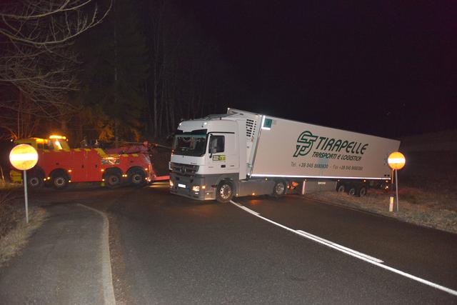 Mit schwerem Gerät wurde der Laster zurück auf die Straße gezogen.