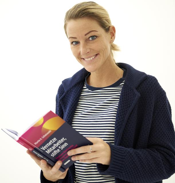 Das Fachbuch „Vernetze Mitarbeiter, stifte Sinn“ wurde zur Freude von CORE Geschäftsführerin Michaela Keim auf die Top-Liste als Studydrive HR-Buch gesetzt.