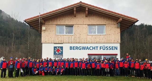 Teilnehmer der Bergwacht-Bereitschaften rund um Oberammergau und Füssen und der Bergrettung Reutte trafen sich zum Austausch und zur Gemeinschaftsübung.