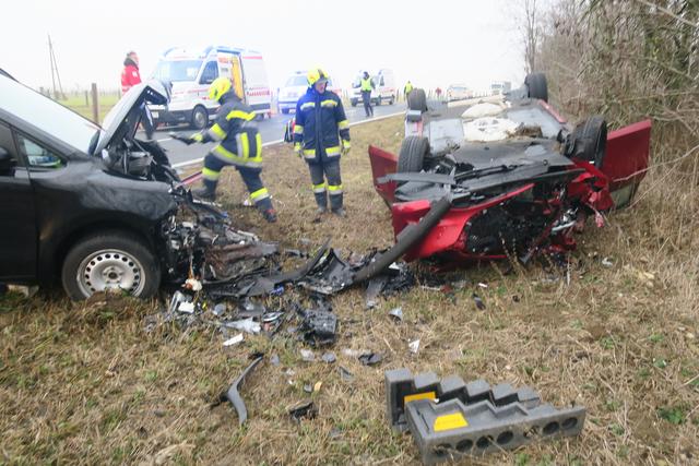 Zwei Autos sind frontal zusammengekracht.