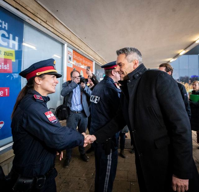 Bei einem Besuch der Wiener Polizeiinspektion am Westbahnhof gaben Karl Nehmammer (im Bild), Bundeskanzler Kurz und sein Vize Werner Kogler bekannt, dass die neue Regierung 2300 neue Planstellen und 2000 Ausbildungsstellen umsetzen werde – also 200 mehr als unter Türkis-Blau.
