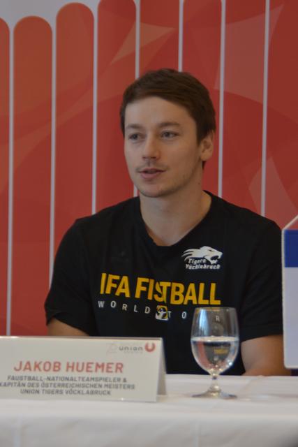 "Durch neue Medien wissen wieder viel mehr Leute, was Faustball ist", freut sich Nationalspieler Jakob Huemer.