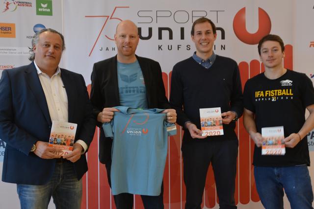 Sportdirektor Karl Jindrak (ÖTTV), Michael Seywald (Obmann SU Kufstein), Fabio Thaler ("Towers") und Faustball-Nationalspieler Jakob Huemer ("Tigers" Vöcklabruck) freuen sich auf ein abwechslungsreiches Sport- und Jubiläumsjahr in Kufstein.