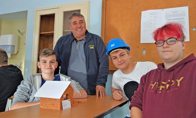 Franz Bieler von der Stegersbacher Baufirma Teerag-Asdag mit Schülern der Bau-/Holz-Gruppe der Polytechnischen Schule Stegersbach.
