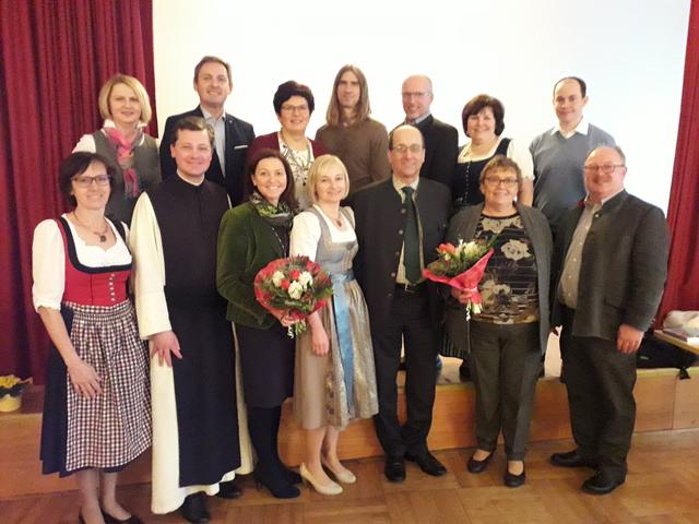 Vorne: Christa Meissl (LFS Sooß), Referent Pater Johannes Paul, Landtagsabgeordnete Doris Schmidl, Gebietsbäuerin Barbara Kaiblinger, Kammerobmann Anton Hieger, ehemalige Bezirksbäuerin Elfriede Haas, Lagerhausobmann Franz Gunacker.
Hinten: Gebietsbäuerin-Stellvertreter Gerlinde Rödl, Josef Sieder (LFS Pyhra), ehemalige Gebietsbäuerin Regina Maissner, Referent Thomas Bauer, Bezirksbauernratsobmann Anton Kaiblinger, Bezirksbäuerin Maria Brandl, MR St. Pölten-Geschäftsführer Bernhard Fleischhacker.