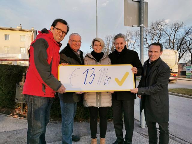 Von 1,3 Millionen Fördermittel fließen 0,5 Millionen Euro in die beiden Kreisverkehre in Ternitz um die Verkehrssicherheit und den Fahrkomfort zu erhöhen. GR Thomas Huber, StR Karl Pölzelbauer, ÖAAB-Obfrau Michaela Gruber, LAbg. Hermann Hauer und Günter Daxböck.