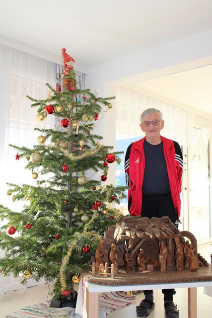 Bewohner Leopold Hollmann mit der gespendeten Holzkrippe.
