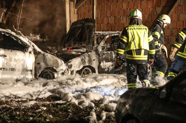 Auch einen KFZ-Brand mussten die Kameraden der FF Grieskirchen an den Feiertagen bewältigen.
