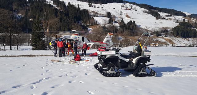 Der Verletzte musste mittels Tau geborgen werden. | Foto: ZOOM.TIROL