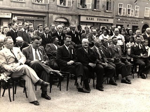 Unter den Herrshaften erkennt man als vierten Sitzenden von links Ferdinand Kottek. Er war Bürgermeister von 1922 bis 1938.