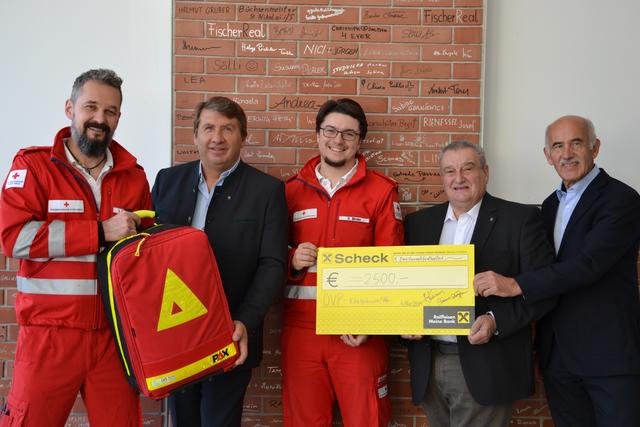 Mitarbeiter Rotes Kreuz mit Ersthelferrucksack, Bürgermeister Franz Stöger, Dominik Binder (GF Rotes Kreuz Tulln), Vize Bürgermeister Josef Schwanzer und GGR Franz Ehmoser.