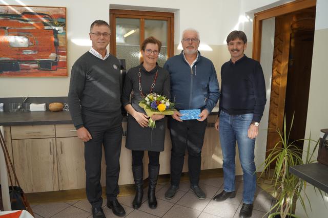 Maria und Josef Hauser flankiert von RK-Bezirksgeschäftsführer Andreas Stotter (li.) und Bgm. Dietmar Ruggenthaler  | Foto: Gemeinde Virgen/Ingrid Wibmer