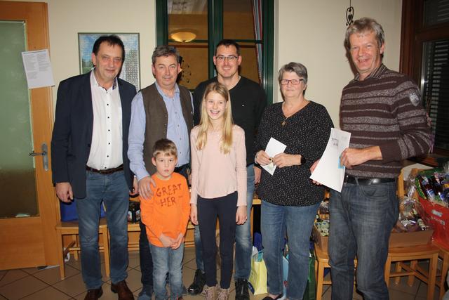 Die Sieger des Brettljausn-Schnapsens der FPÖ Bad Waltersdorf im Kreis der prominenten Gratulanten.