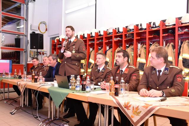v.l.: Abschnittskommandant Stefan Versal, Bezirksfeuerwehrkommandant Dietmar Berktold, BGM Martin Hohenegg sowie der Vorstand der Freiwilligen Feuerwehr Ehrwald HBI Björn Scherer, Schriftführer Christoph Guem, Kommandant Stv. Andreas Schennach und Kassier Florian Razenberger.