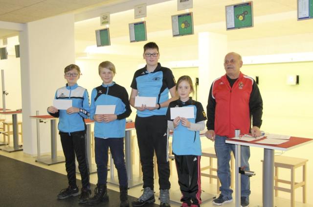 2. Rang Hirschschbichler Stefano, 1. Rang Herzog Daniel, (beide Saalfelden) 3. Rang Schnitzhofer Paul, 4. Rang Reiter Selina. (beide Rußbach) mit Landessportleiter Josef Gangl.