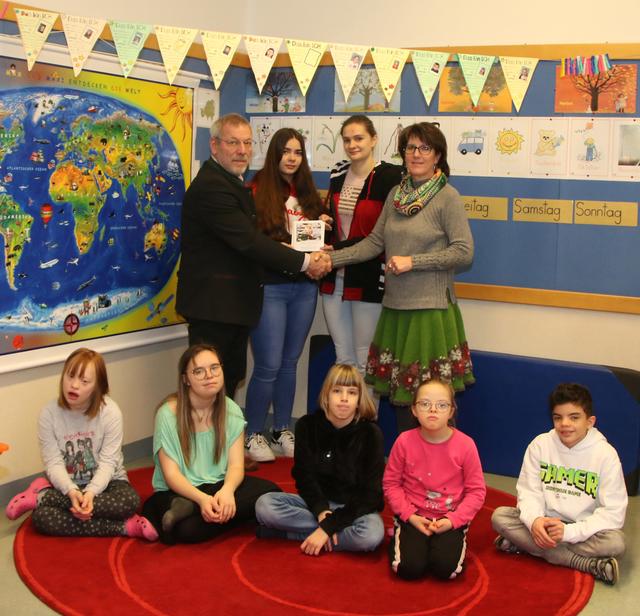 Direktor Klaus Doujak, die WiSo-Schülerinnen Victoria Schatzko und Celine Matousek mit Doris Aschauer, Leiterin der Kleingruppenschule Langenlois, (v.l.). sowie mit Kindern der Kleingruppenschule.