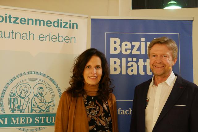 Moderatorin Alice Herzog mit Referent Franz Menschik.