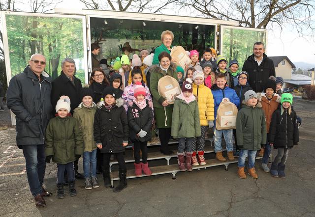 Schulmanager Erich Deutsch, Bürgermeister Vinzenz Knor, Schuldirektorin Sabine Unger, Landesjägermeister-Stellvertreterin Charlotte Klement, Landtagspräsidentin Verena Dunst und Landesrat Heinrich Dorner mit Schülerinnen und Schülern der Volksschule Güssing.