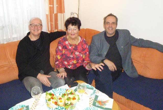 Rosa Eppensteiner wurde von Peter Ellmer (li) und Leopold Schilcher zum 80. Geburtstag beglückwünscht.