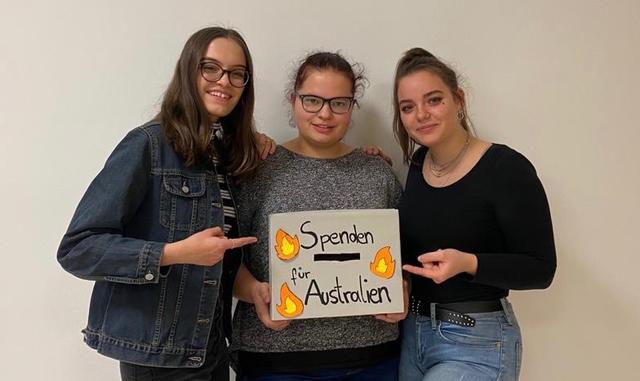 Schülerinnen der 4B-Klasse der HLW Feldbach sammeln spenden für Australien.