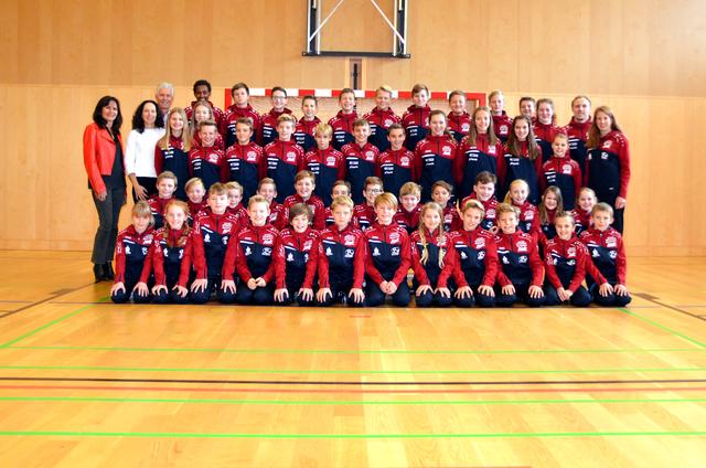 Die Sportmittelschüler, Dir. Angelika Trenkwalder (li.), KV Laura Brugger und Thomas Hartl (re. hi.) bedankten sich bei Alexandra und Richard Cervinka (li.).