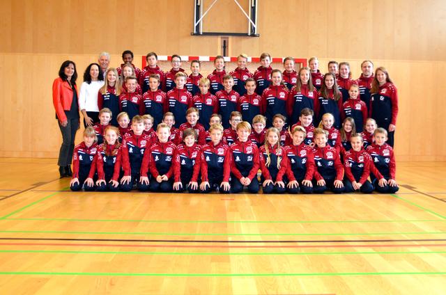 Die Sportmittelschüler, Dir. Angelika Trenkwalder (li.), KV Laura Brugger und Thomas Hartl (re. hi.) bedankten sich bei Alexandra und Richard Cervinka (li.). | Foto: Obermoser