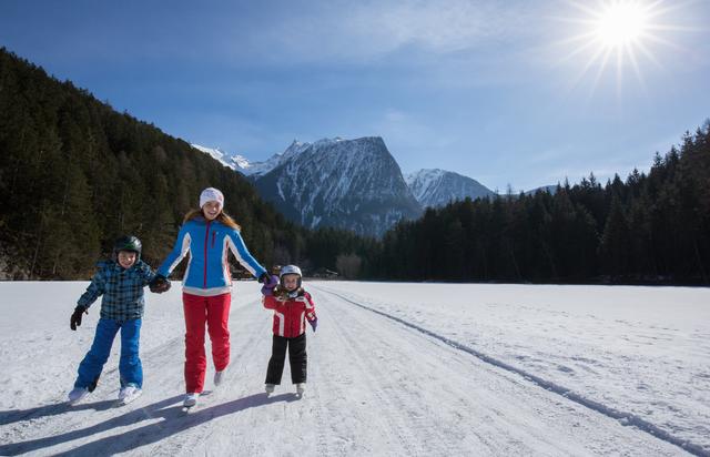 Die Natur-Eisfläche eignet sich für Spaziergänge und lustige Erlebnisse auf Kufen. Für die Räumung und Sicherheit sorgen Eiswärter und ein Schneemobil.