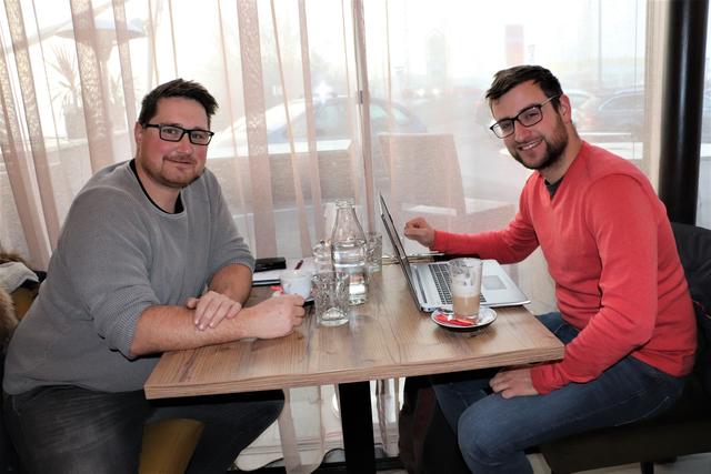 Christian Kauc (li) und Stephan Scheifinger beim Aushecken lustiger Bewerbe für die Teamolympiade.