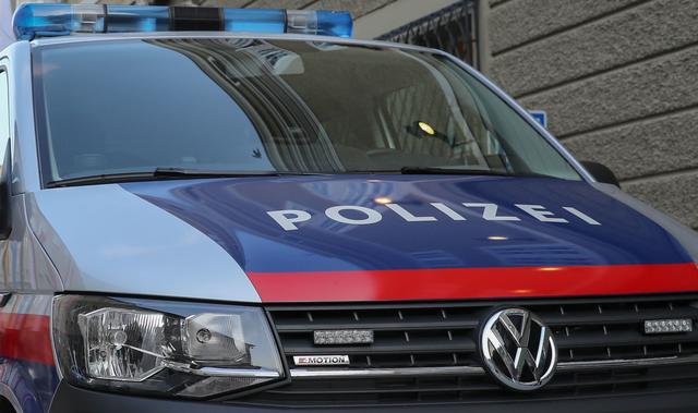 Ein Landwirt wurde, laut Polizei, von einem Baum eingeklemmt.