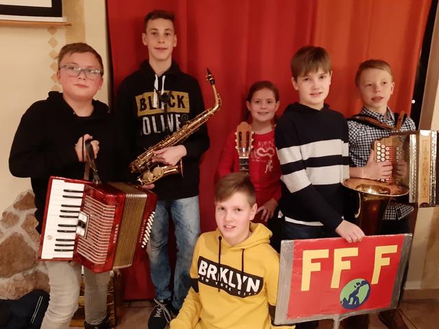 Die "Young Pöndorf Boys" mit "Greta Thunberg" in ihrer Mitte.