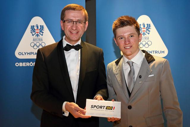 Sport-Landesrat Markus Achleitner mit Biathlet Leon Kienesberger.