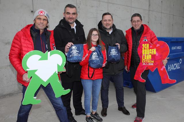 Stellten auf dem Hackl-Gelände in Wulkaprodersdorf die neue Trashy Collection Bag vor (v. l.): Michael Oberhauser, LR Heinrich Dorner, Leoni Pauschenwein, Oswald Hackl jun. und Josef Burkhardt