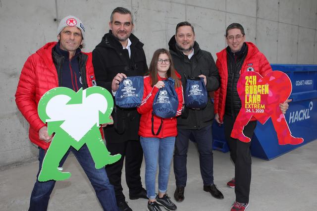 Stellten auf dem Hackl-Gelände in Wulkaprodersdorf die neue Trashy Collection Bag vor (v. l.): Michael Oberhauser, LR Heinrich Dorner, Leoni Pauschenwein, Oswald Hackl jun. und Josef Burkhardt | Foto: LMS