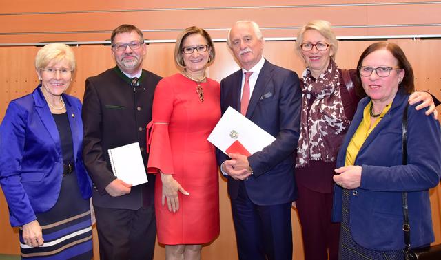 Marianne Lembacher, Bgm. Hermann Fischer, LH Johanna Mikl-Leitner, Wolfgang Bigenzahn, Elisabeth Ullmann und Doris Ullmann-Schleich