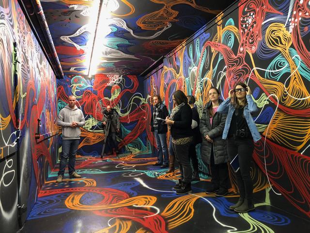 Graffiti in 3D erleben – mit einer speziellen Brille (re.) beginnt der von Künstler Awer gestaltete Raum im "Museum auf Zeit" zu leben.