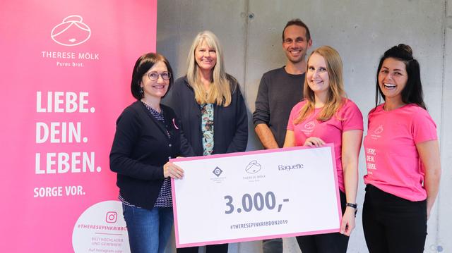 V.l.n.r.: Anita Singer (GF Brustkrebshilfe), Susanne Auer (Vertriebsleitung Baguette), Matthias Mölk, Romana Moser und Dijana Todorovic (Bäckerei Therese Mölk)