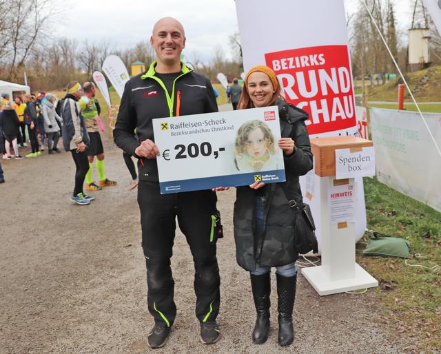 Viktor Lechner übergab die Spende an BezirksRundschau Redakteurin Judith Kunde.