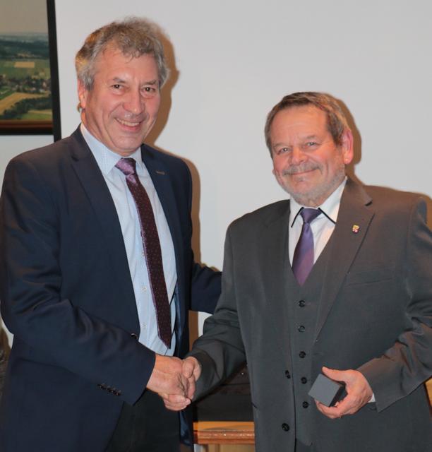 Josef Huber (r.) und Bürgermeister Johann Forstinger.