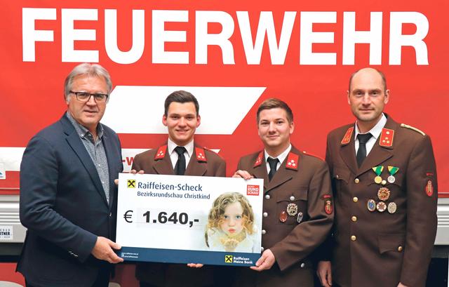 Spendenübergabe an BezirksRundschau-Redaktionsleiter Alfred Jungwirth durch Stefan Samhamber, Florian Gattinger und Kommandant Christoph Föttinger (v.l.).