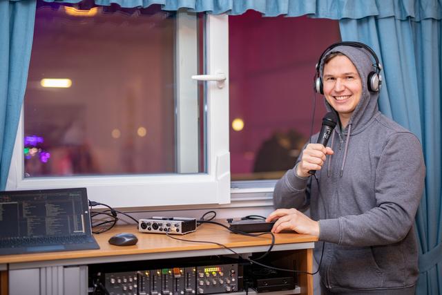 DJ Martin Mairhofer sorgt für gute Musik und eine stimmungsvolle Lichtershow | Foto: Regina Eder