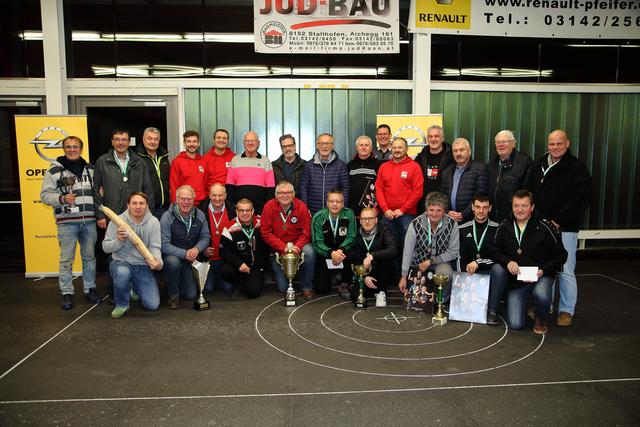 Die siegreichen Schiedsrichter mit allen Veranstaltern und Ehrengästen in Stallhofen