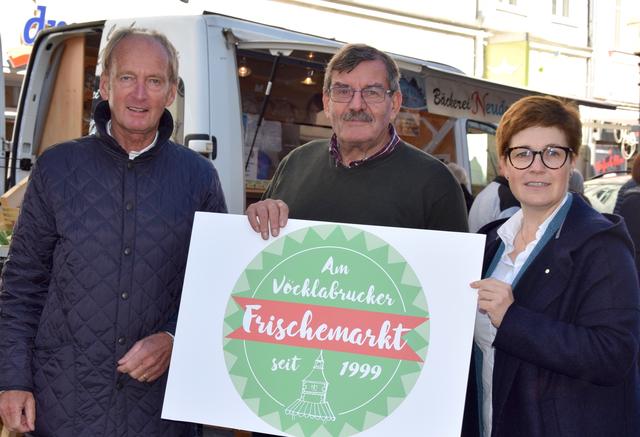 Bürgermeister Herbert Brunsteiner und Stadträtin Elisabeth Kölblinger mit "Naturbäcker" Hubert Stigler beim Frischemarkt-Jubiläum 2019.
