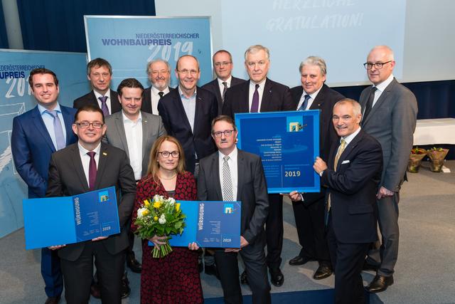 Dir. DDI Peter Forthuber, MBA (GEDESAG), Dir. MMag. Dr. Erlefried Olearczick, MBA (GEDESAG), Bgm. Ing. Wolfgang Benedikt, Landesgruppenobmann Stv. KommR Wilhelm Gelb, Prok. Ing. Wolfgang Steinschaden (GEDESAG), Landesgruppenobmann Dir. Manfred Damberger, Landesrat Dr. Martin Eichtinger, BM Ing. Alfred Graf (Präsident NÖ Verein zur Verleihung des Wohnbaupreises), Arch. DI Gerhard Macho (Juryvorsitzender)
1.Reihe: Dir. Otmar Amon (GEDESAG), Maria Zeitlhuber, BM Ing. Wolfgang Konrath (GEDESAG), Landesbaudirektor DI Walter Steinacker